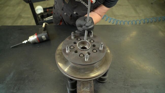 Sostituzione di Testine braccio oscillante FORD TRANSIT 2.4 TDE: guide online e tutorial video