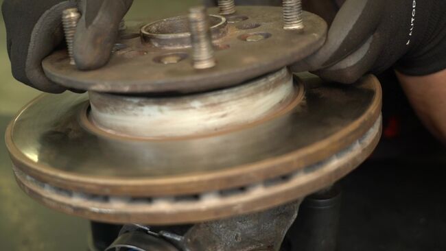 Come smontare Testina Braccio Oscillante FORD TRANSIT 2.4 DI RWD (F_B_, F_C_, F_A_) 2004 - istruzioni online facili da seguire