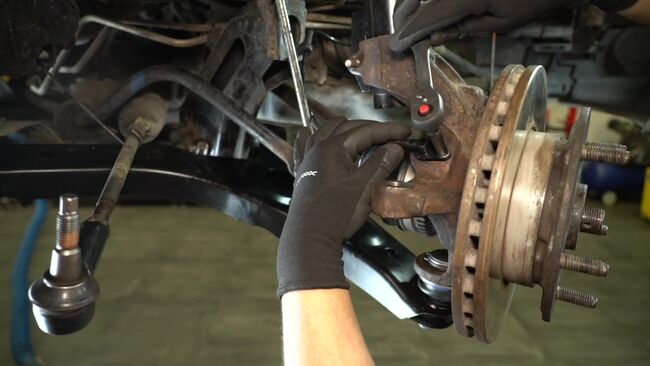 Come smontare Testina Braccio Oscillante FORD TRANSIT 2.4 DI RWD (F_B_, F_C_, F_A_) 2004 - istruzioni online facili da seguire