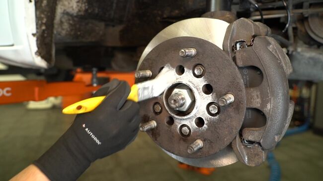 Come sostituire Testina Braccio Oscillante su FORD TRANSIT Autobus (FD_ _, FB_ _, FS_ _, FZ_ _, FC_ _) 2.4 TDCi 2005: scarica manuali PDF e istruzioni video