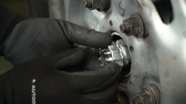 Smontaggio Testina Braccio Oscillante su Ford Transit Mk5 Bus 2003 2.0 DI da solo