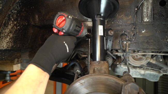 Substituir Pivot Roata FORD TRANSIT platou / sasiu (FM_ _, FN_ _) 2.4 DI 2000 - tutorialul online
