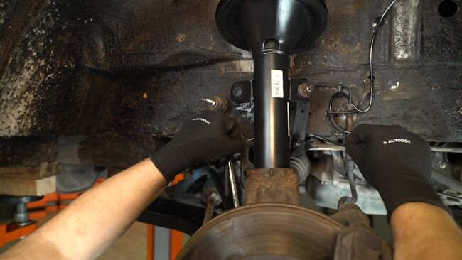 Cum să mentenanța Pivot Roata FORD TRANSIT platou / sasiu (FM_ _, FN_ _) 2.0 TDCi 2001 – manualele pas cu pas și ghidurile video