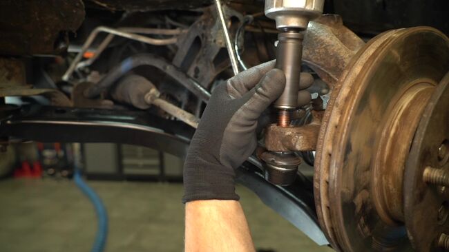Schimbați Pivot Roata la FORD TRANSIT platou / sasiu (FM_ _, FN_ _) 2.4 TDCi 2003 de unul singur