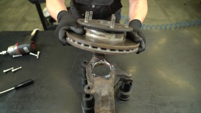 Schimbare Pivot Roata la FORD TRANSIT Platform/Chassis (FM_ _, FN_ _) 2003 2.0 TDCi de unul singur