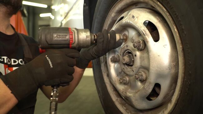 Wie problematisch ist es, selber zu reparieren: Traggelenk beim Ford Tourneo Custom Bus 2.0 EcoBlue mHEV 2018 auswechseln – Downloaden Sie sich bebilderte Tutorials