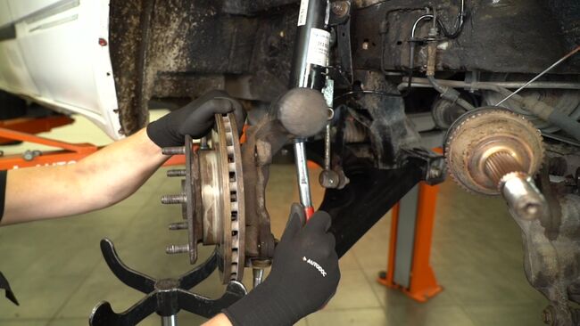 Ar sudėtinga pasidaryti pačiam: FORD TRANSIT Custom Šarnyras keitimas - atsisiųskite iliustruotą instrukciją