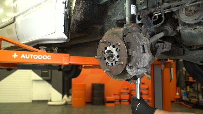 Wechseln Sie Traggelenk beim FORD TRANSIT Bus 2023 2.2 TDCi selber aus