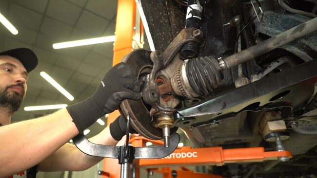 Wie man Traggelenk beim FORD Transit Mk7 Bus (V363, FAD, FBD) 2018 auswechselt – Downloaden Sie sich PDF-Tutorials und Videoanleitungen herunter