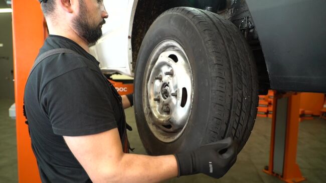 Wie problematisch ist es, selber zu reparieren: Traggelenk beim FORD TRANSIT Bus 2.2 TDCi RWD 2019 auswechseln – Downloaden Sie sich bebilderte Tutorials