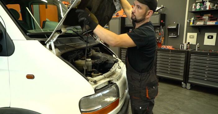 Kuinka vaihtaa Ilmansuodatin RENAULT MASTER -autoon - ilmaiset PDF- ja video-oppaat