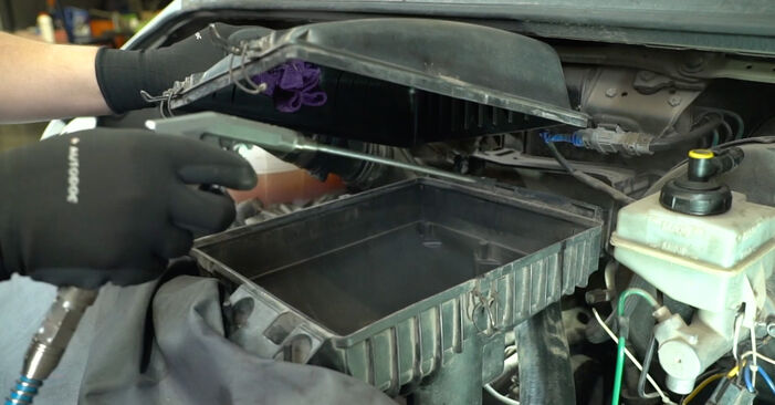 Como cambiar Filtro de Aire NISSAN INTERSTAR 2.5 dCi 100 2006 - instrucciones online fáciles de seguir