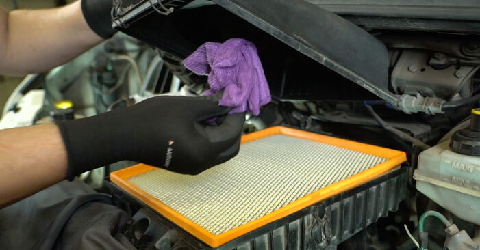 Cómo cambiar Filtro de Aire RENAULT Master Pro Kastenwagen (FH__) dCi 160 (FH0J, FH5J) 2010 - descargue la guía ilustrada