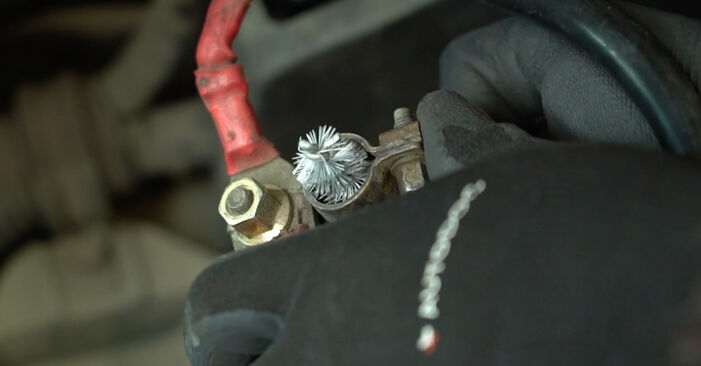 Batterie beim RENAULT MASTER 1.9 dCi 80 2005 selber erneuern - DIY-Manual