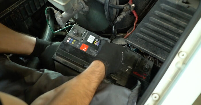 Como cambiar Batería RENAULT MASTER dCi 130 (FH03) 2008 - instrucciones online fáciles de seguir