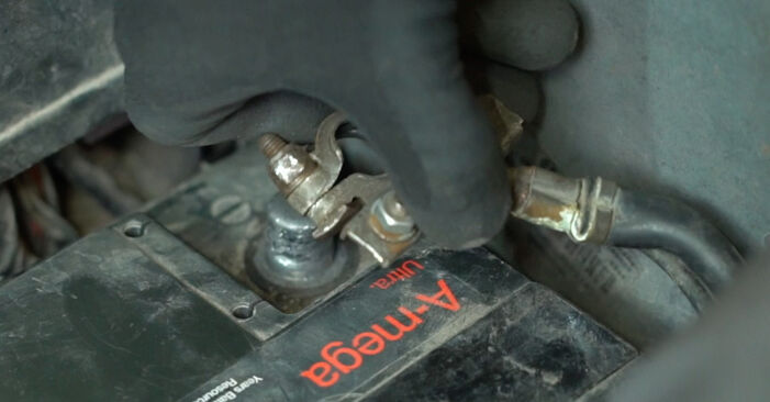 Wie man RENAULT Latitude Limousine 2.0 dCi 150 2011 Batterie austauscht - Schrittweise Handbücher und Videowegleitungen