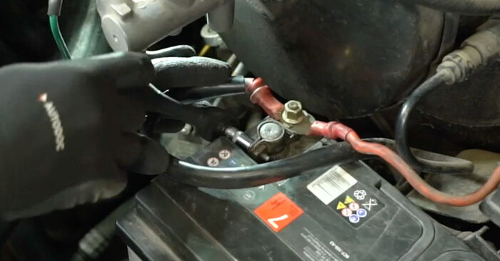 Renault Latitude L70 2.0 dCi 175 2012 Batterie wechseln: Kostenfreie Reparaturwegleitungen