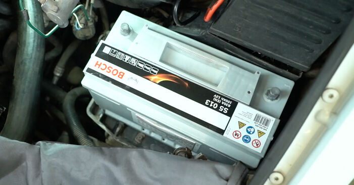 Wie kompliziert ist es, selbst zu reparieren: Batterie am Renault Latitude L70 2.0 dCi 130 2016 ersetzen – Laden Sie sich illustrierte Wegleitungen herunter