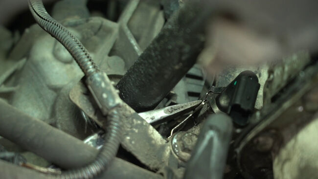 Kurbelwellensensor Ihres Renault Trafic JL 2.0 dCi 2009 selbst Wechsel - Gratis Tutorial