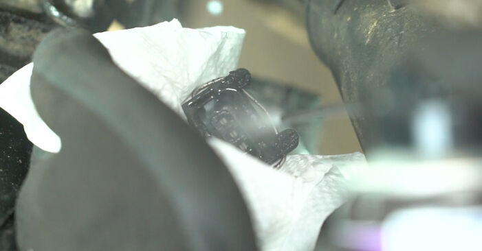 Nockenwellensensor beim INFINITI Q70 2.2 D 2020 selber erneuern - DIY-Manual