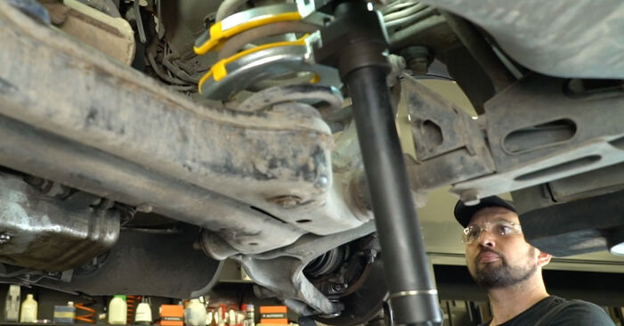 Sostituire Molla Ammortizzatore su NISSAN INTERSTAR Furgonato (X70) dCi 100 2016 non è più un problema con il nostro tutorial passo-passo