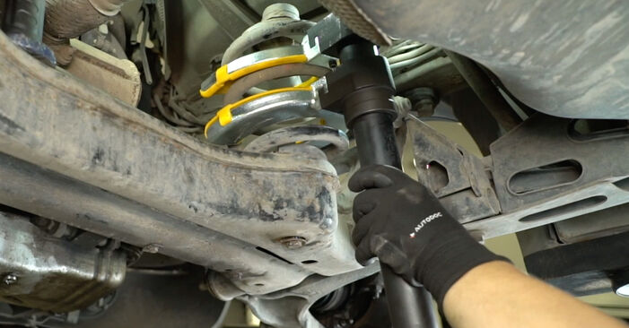 Come cambiare Molle ammortizzatori posteriori e anteriori su RENAULT MASTER II Pianale piatto/Telaio (ED/HD/UD) 2010 - suggerimenti e consigli