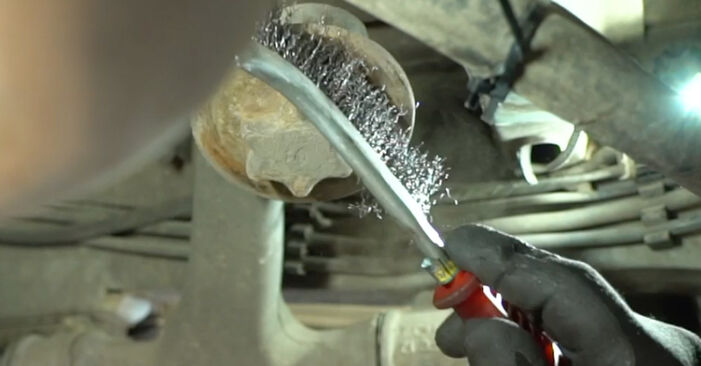 Come sostituire Molle ammortizzatori posteriore (sinistro e destro) RENAULT MASTER II Pianale piatto/Telaio (ED/HD/UD) 2.5 dCi 1999 - manuali passo passo e video guide