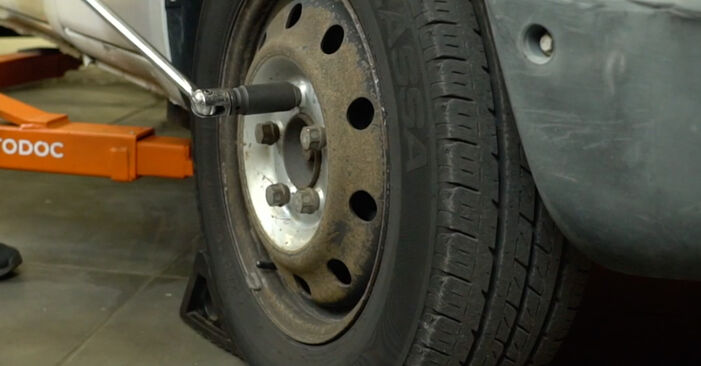 Come sostituire Molle ammortizzatori posteriore (sinistro e destro) RENAULT MASTER II Pianale piatto/Telaio (ED/HD/UD) 2.5 dCi 1999 - manuali passo passo e video guide
