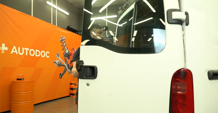 Cómo cambiar Piloto Trasero Renault Master 2 Furgón 1998 - Manuales en PDF y en video gratuitos