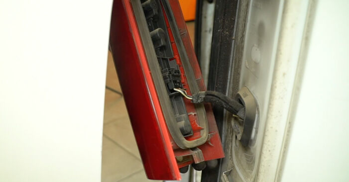 Sostituzione Fanale Posteriore Renault Master II Bus 2.2 dCI 90 2000: manuali dell'autofficina