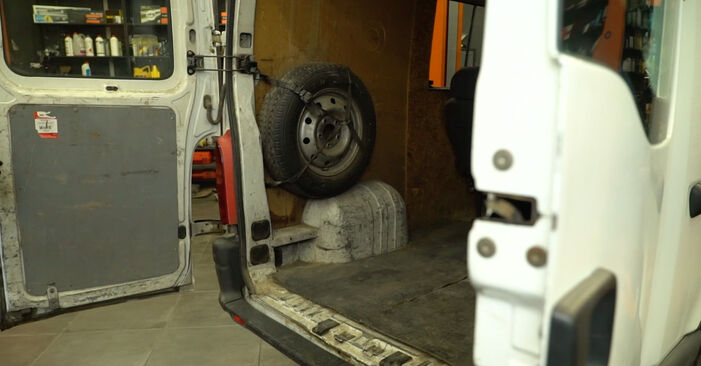 Come cambiare Luce D'arresto Supplementare su Renault Master 2 Van 2.5 dCi 120 1998 - manuali PDF e video gratuiti