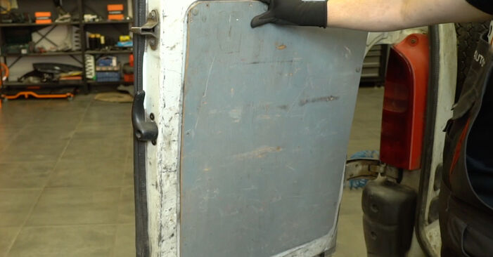 Come sostituire 3° stop RENAULT MASTER II Furgonato (FD) 2.5 dCi 1999 - manuali passo passo e video guide