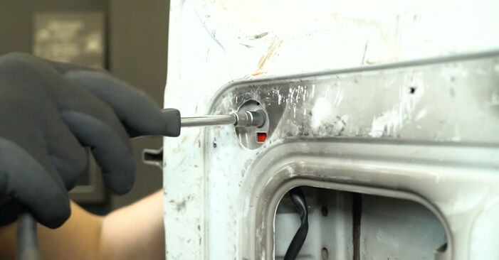 Sostituzione Luce D'arresto Supplementare Renault Master 2 Van 2.2 dCI 90 2000: manuali dell'autofficina
