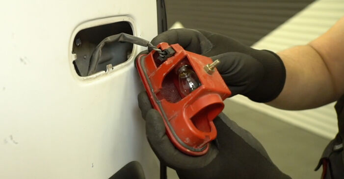 Montaggio Luce D'arresto Supplementare su RENAULT MASTER II Furgonato (FD) 2.8 dTI 2001 da solo