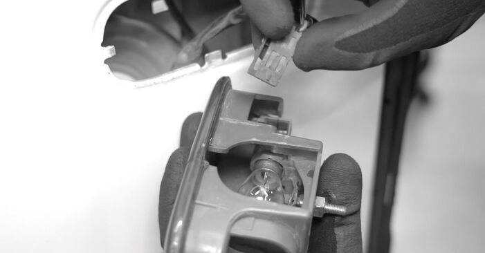 Come smontare Luce D'arresto Supplementare RENAULT MASTER 2.5 dCi 100 2002 - istruzioni online facili da seguire