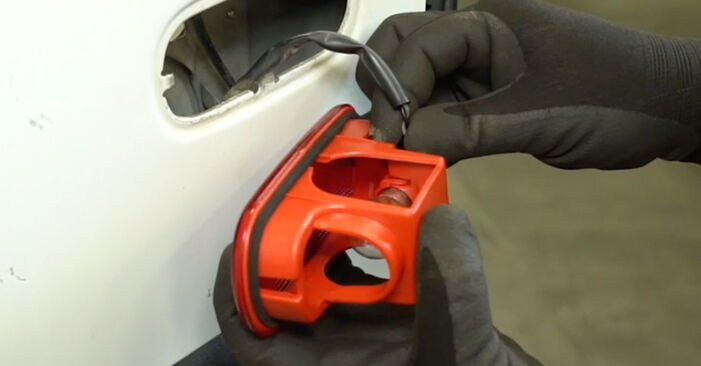 Cambio Luce D'arresto Supplementare su RENAULT MASTER 1.9 dCi 80 2005. Questo manuale d'officina gratuito ti aiuterà a farlo da solo