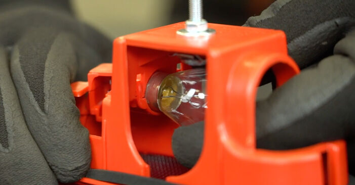 Come sostituire Luce D'arresto Supplementare su RENAULT Master Pro Van (FH__) dCi 150 (FH04) 2009: scarica manuali PDF e istruzioni video