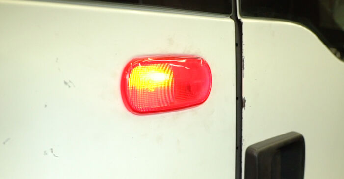 Cambio Luz de Freno Adicional Nissan Interstar Bus 2012 usted mismo