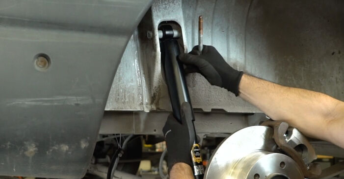 Comment changer Amortisseur sur RENAULT MASTER - trucs et astuces