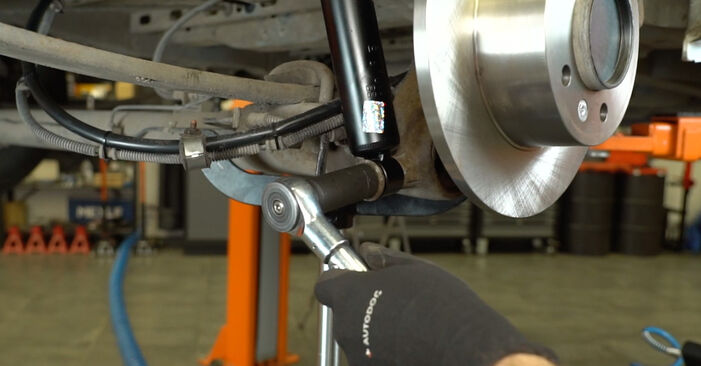 Le remplacement de Amortisseur sur RENAULT MASTER n'est plus un problème avec notre tutoriel étape par étape. Vérifiez-le!