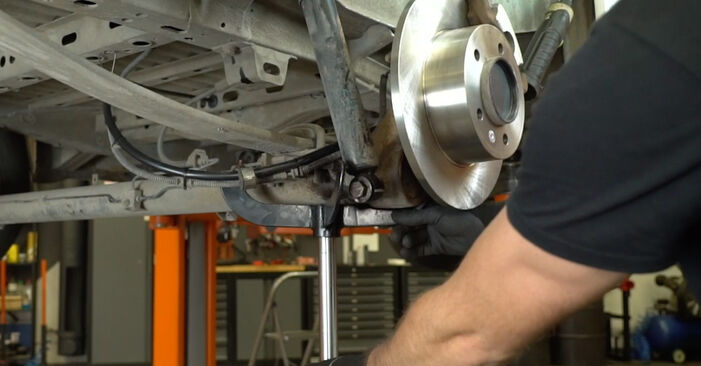 Wie man Stoßdämpfer beim NISSAN INTERSTAR Kasten (X70) 2007 auswechselt – Downloaden Sie sich PDF-Tutorials und Videoanleitungen herunter