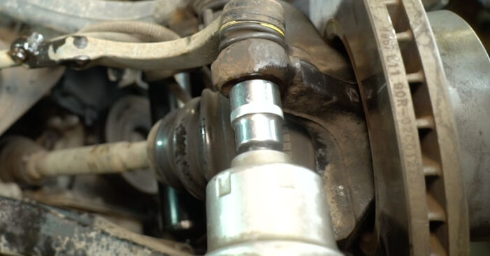 Como substituir Ponteiras de Direcção no NISSAN INTERSTAR Autocarro (X70) 2007: descarregue manuais em PDF e instruções em vídeo