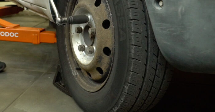 Como substituir NISSAN INTERSTAR Camião de plataforma/chassis dCi 120 2004 Ponteiras de Direcção - manuais e guias de vídeo passo a passo