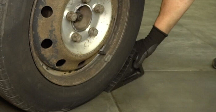 Como substituir Ponteiras de Direcção no NISSAN INTERSTAR Camião de plataforma/chassis 2008: descarregue manuais em PDF e instruções em vídeo