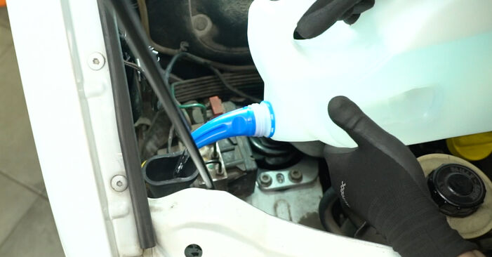 Kā nomainīt Stiklu tīrīšanas sistēmas šķidruma sūknis RENAULT MASTER II Autobuss (JD) 2003 - lejupielādējiet PDF rokasgrāmatas un video instrukcijas