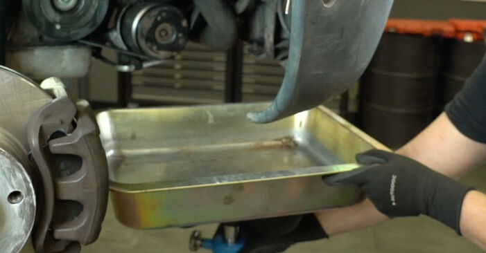 Wie man RENAULT SYMBOL / THALIA 1.6 2012 Waschwasserpumpe austauscht - Eingängige Anweisungen online