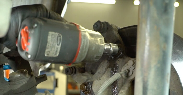 NISSAN INTERSTAR Lozisko kola svépomocná výměna díky návodu z naší dílny