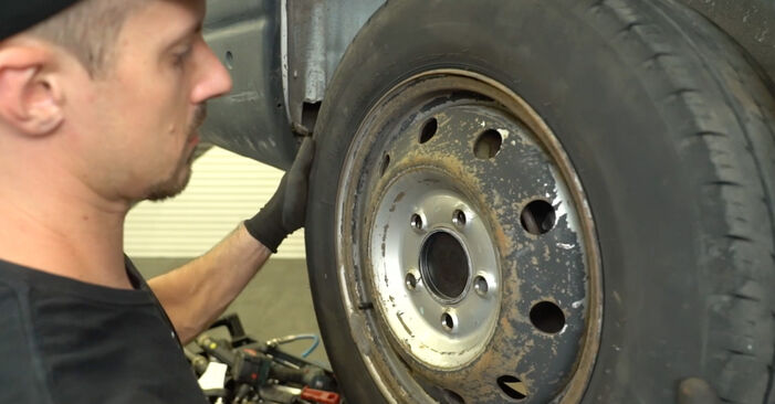 Jak vyměnit Lozisko kola na NISSAN INTERSTAR: stáhněte si PDF návody a video instrukce.