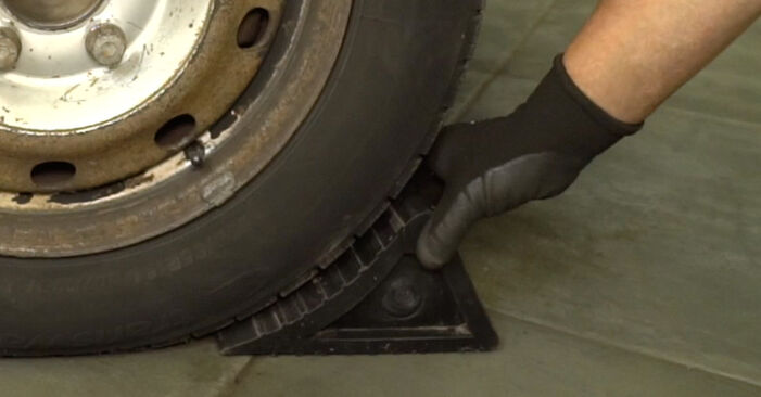 Jak vyměnit NISSAN INTERSTAR Lozisko kola - návody a video tutoriály krok po kroku.