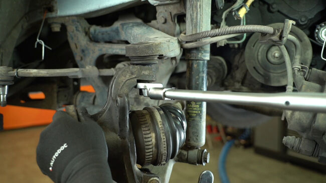 Como substituir NISSAN INTERSTAR Caixa (X70) dCi 120 2003 Rolamento da Roda - manuais e guias de vídeo passo a passo